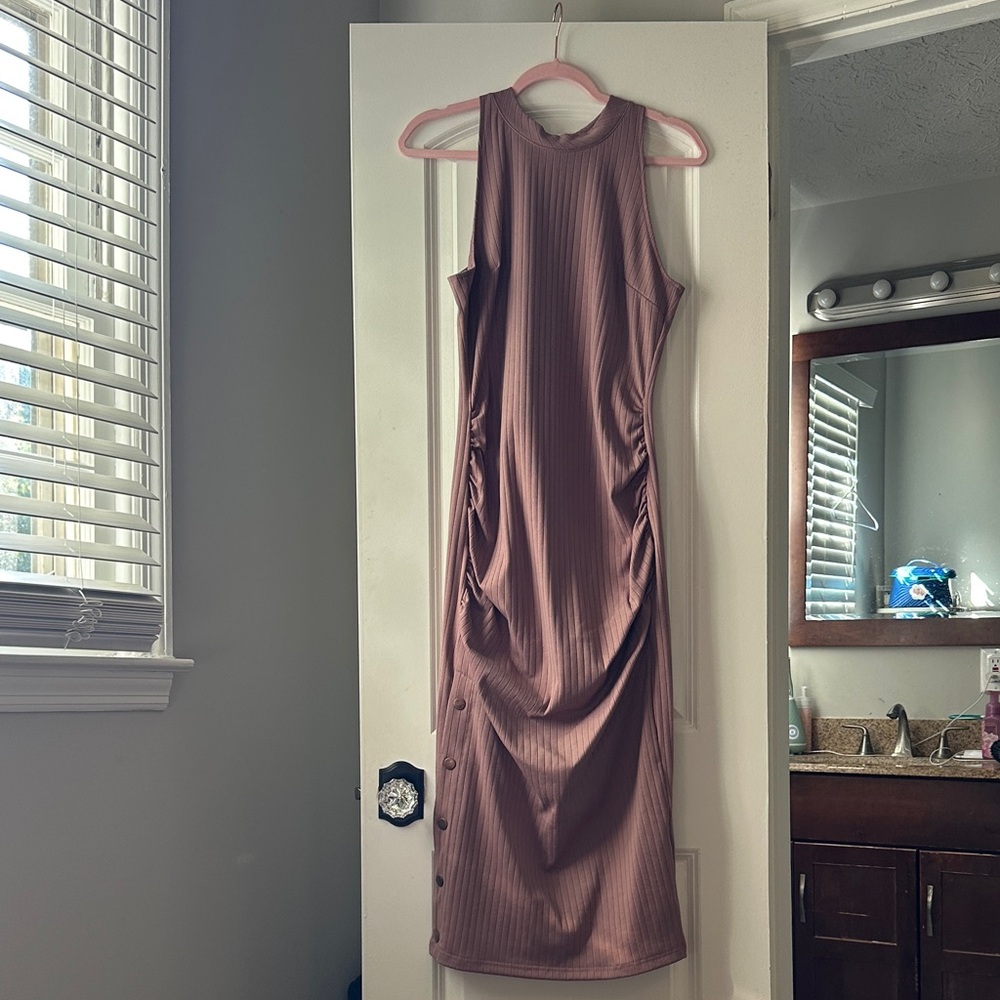 Chic Sleeveless Midi Dress in Mauve